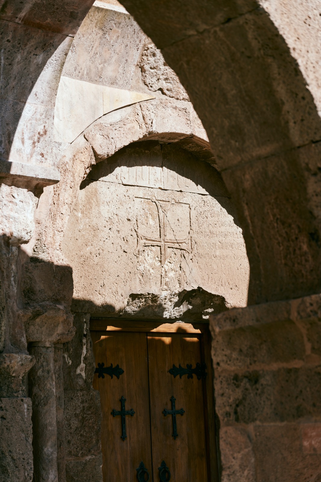木门上方雕刻十字纹样的石碑
