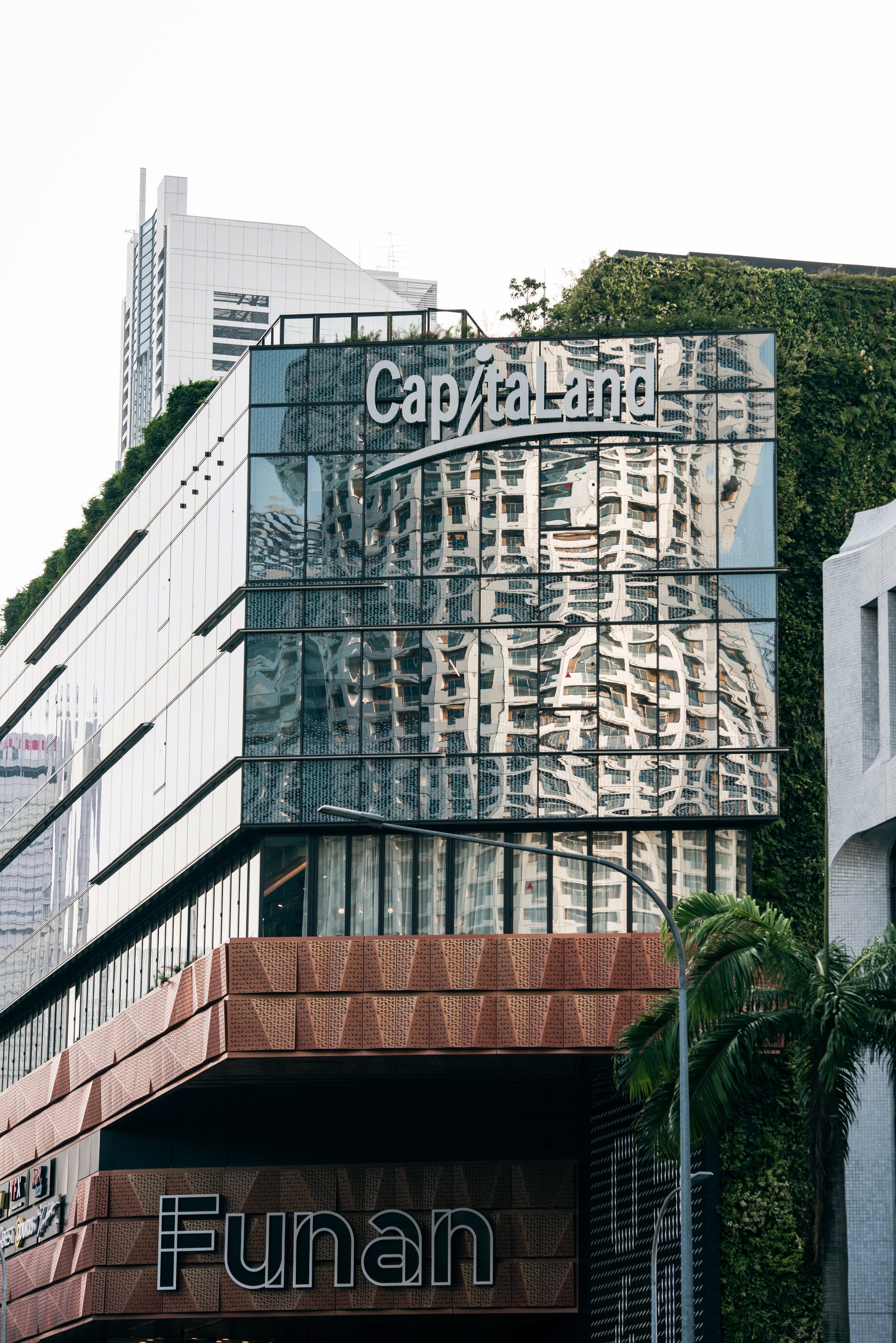 Capitol建筑与前景的Works Ahead施工告示牌