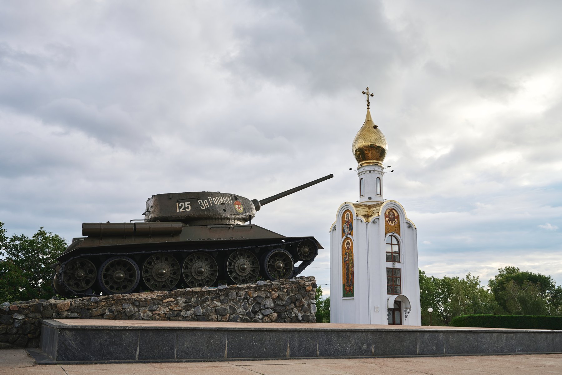 T-34坦克纪念碑与金顶小教堂