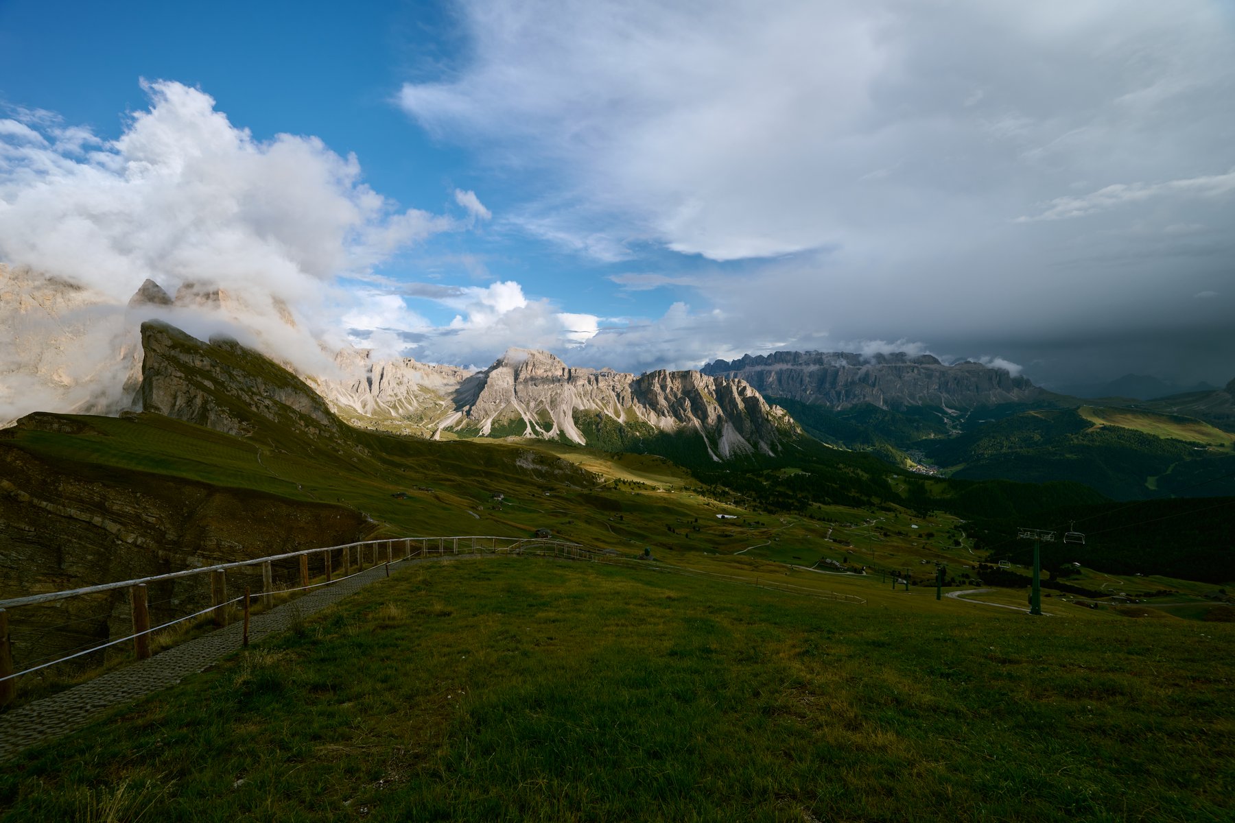 多洛米蒂山谷全景