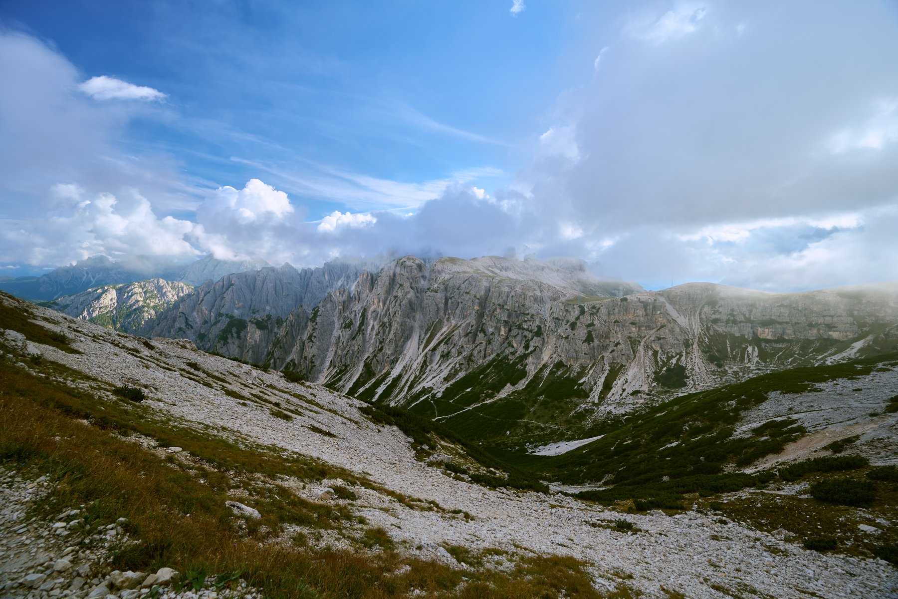 多洛米蒂碎石坡与远山
