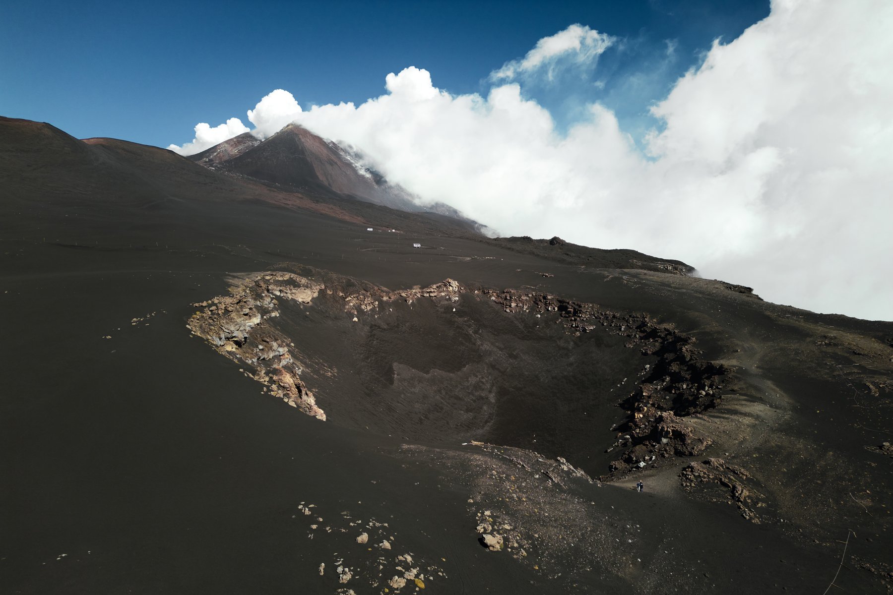 航拍火山口与观景游客
