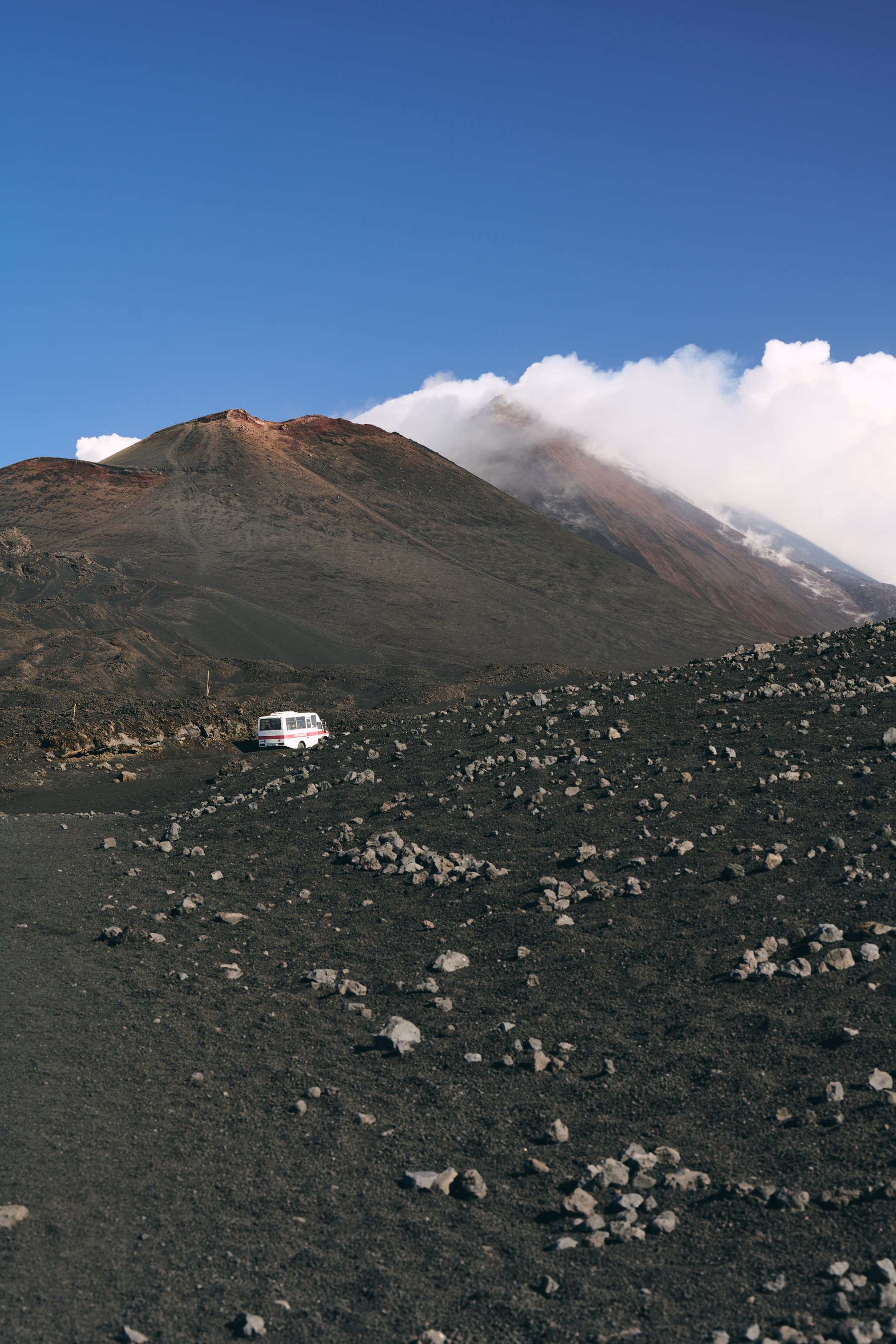 黑色火山灰路上的观光巴士