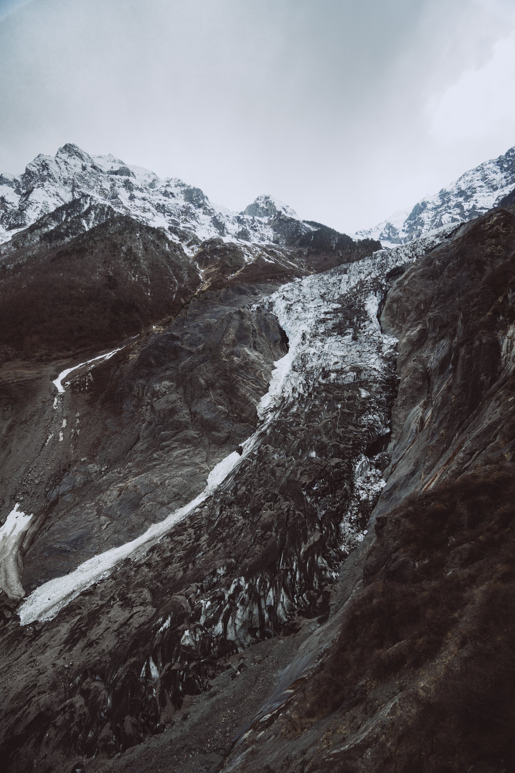 黑白山谷与积雪沟壑