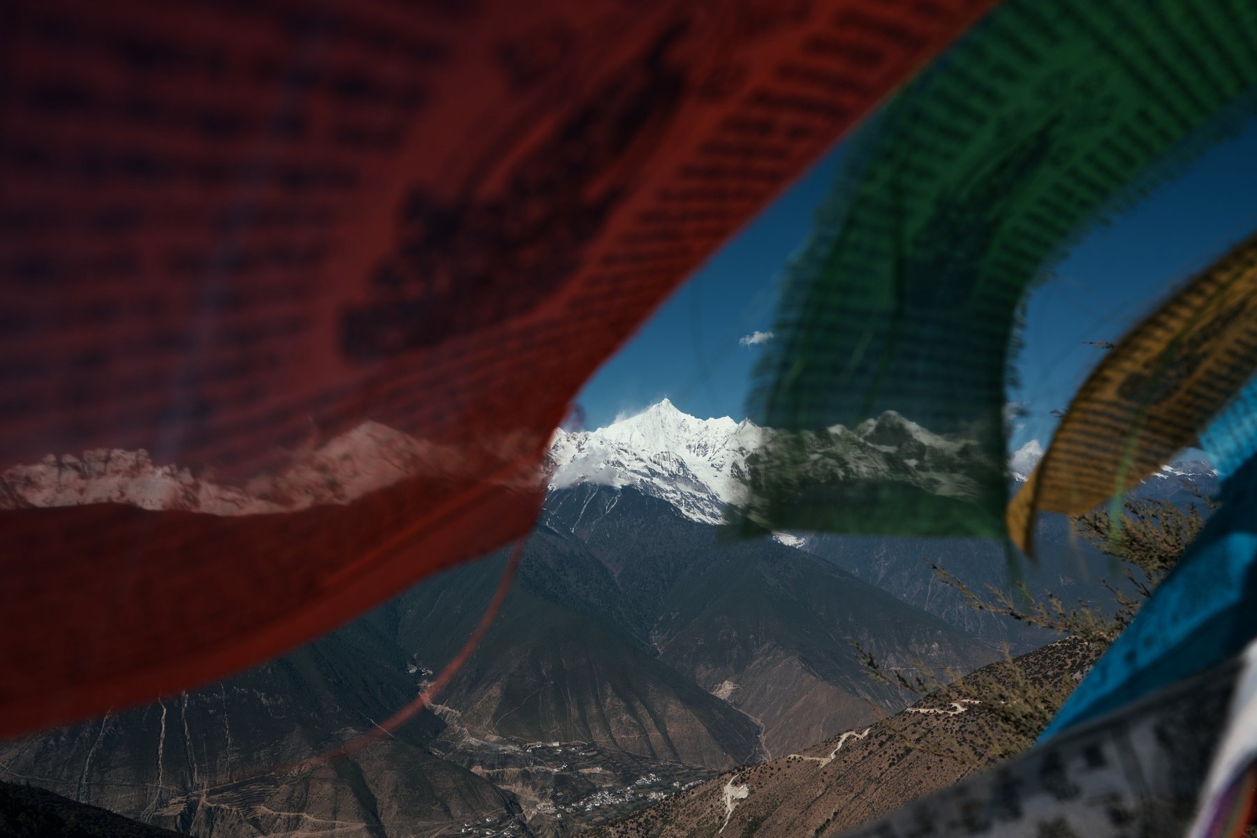 经幡框住的远山