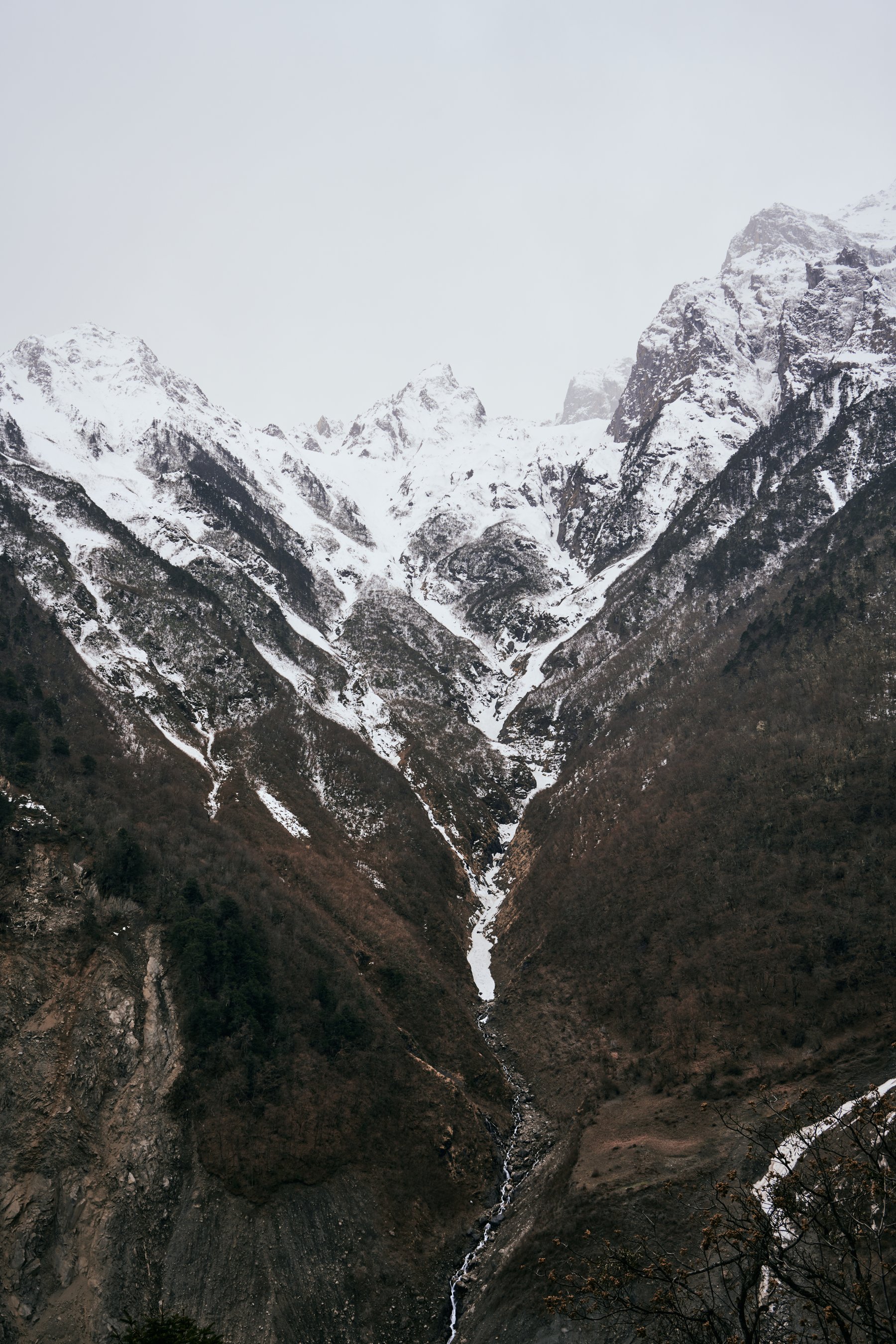 黑白冰川岩壁纹理特写