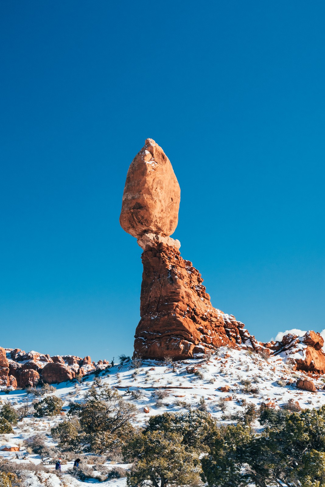 平衡岩与雪地中的游客