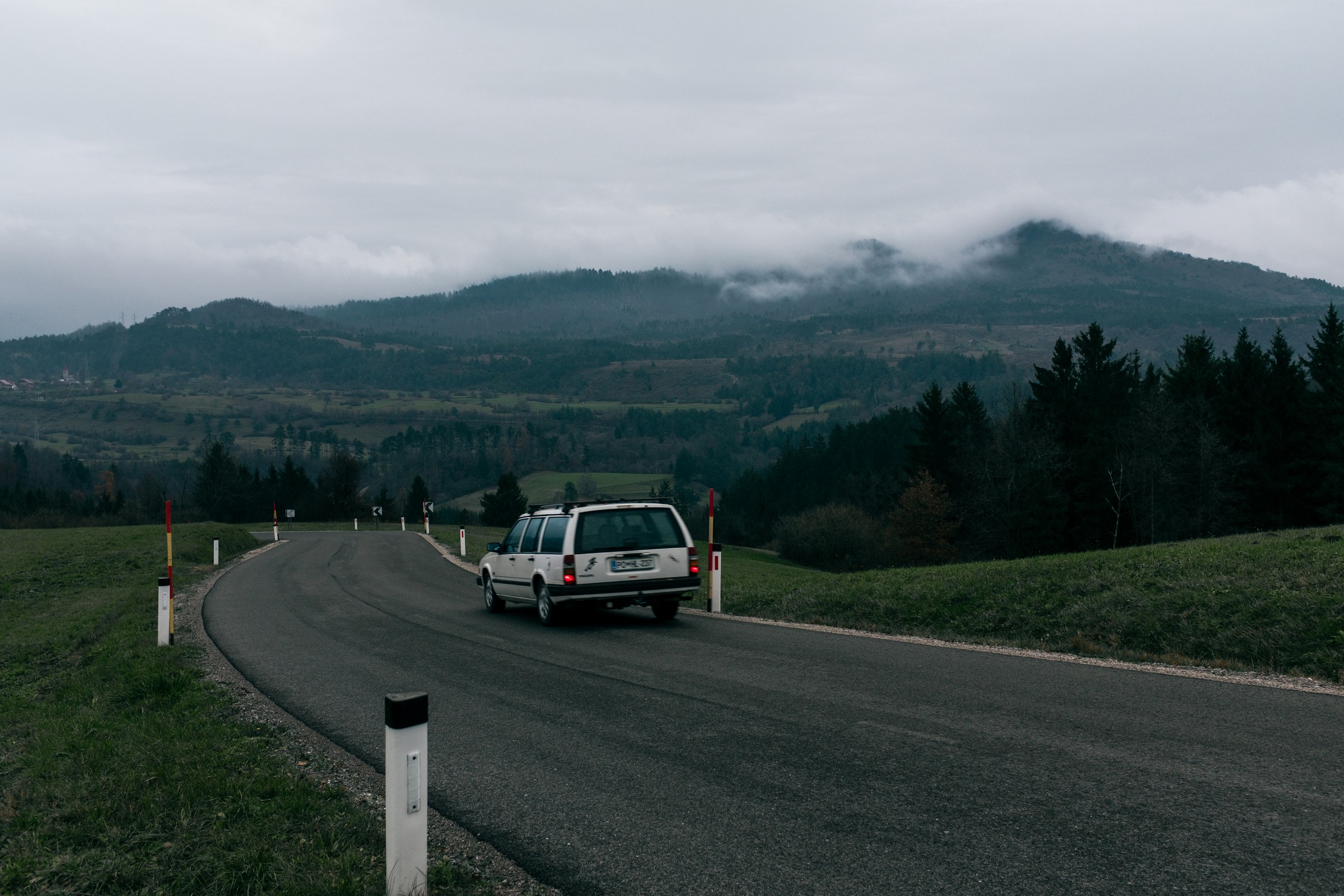 浓雾山路中驶来的沃尔沃旅行车