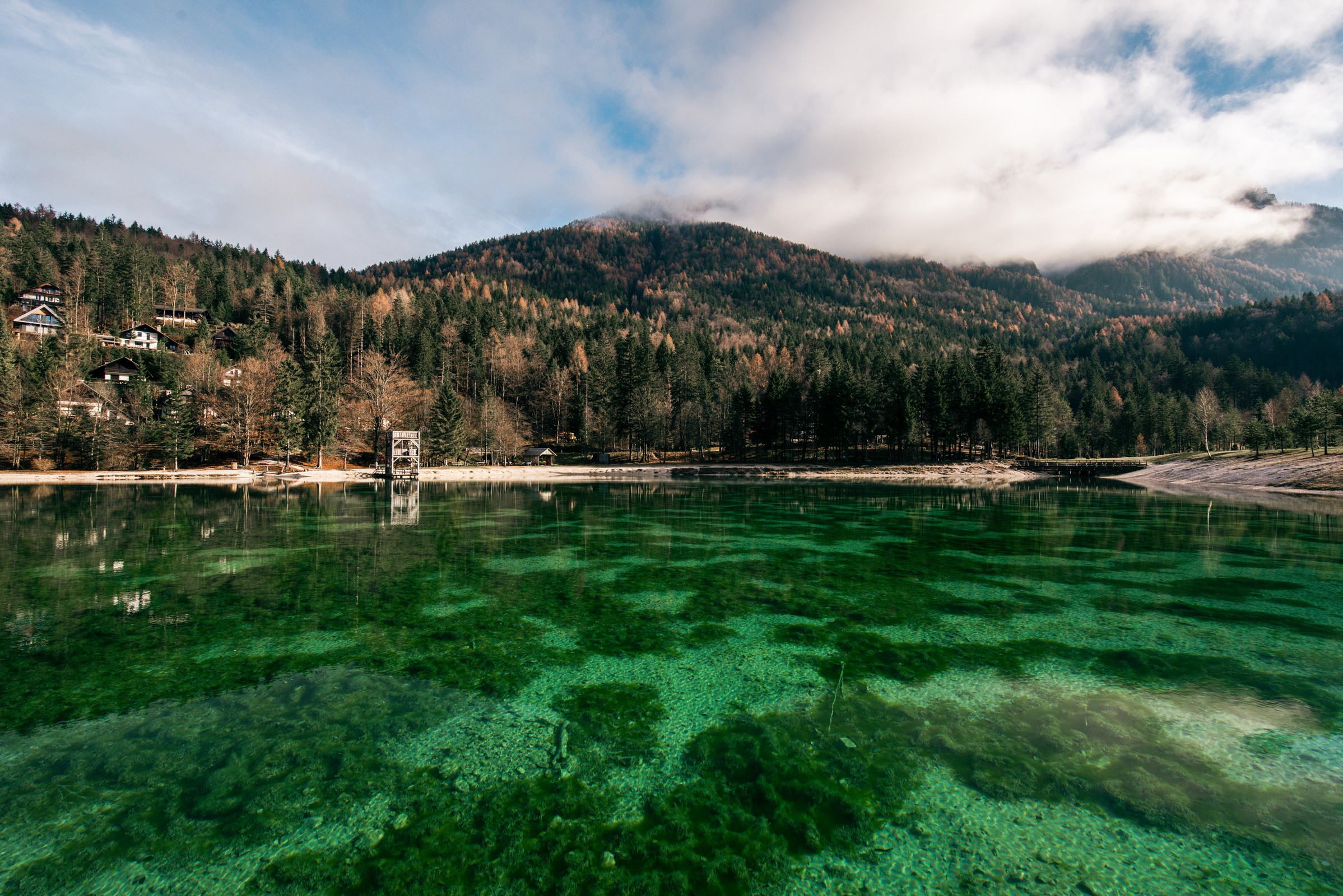 亚西纳湖全景与山间木屋