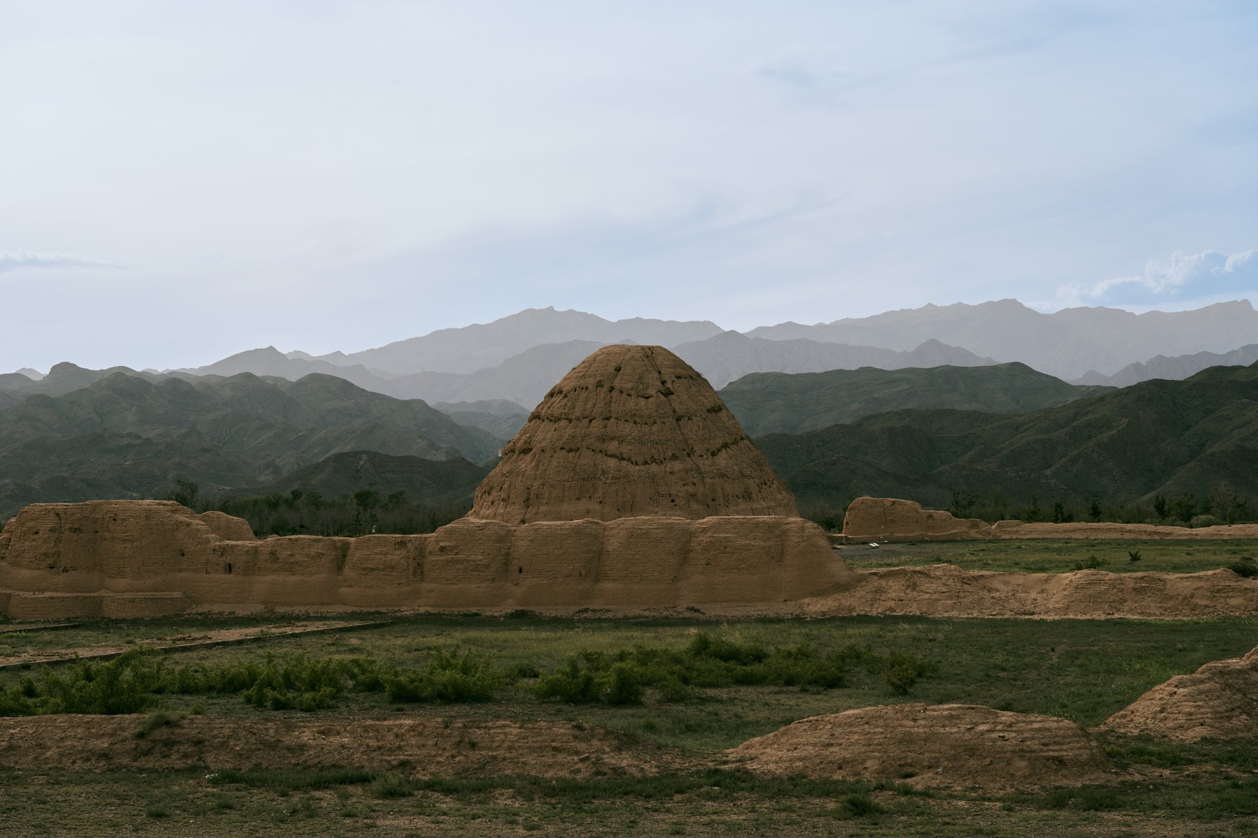 夯土陵塔与贺兰山