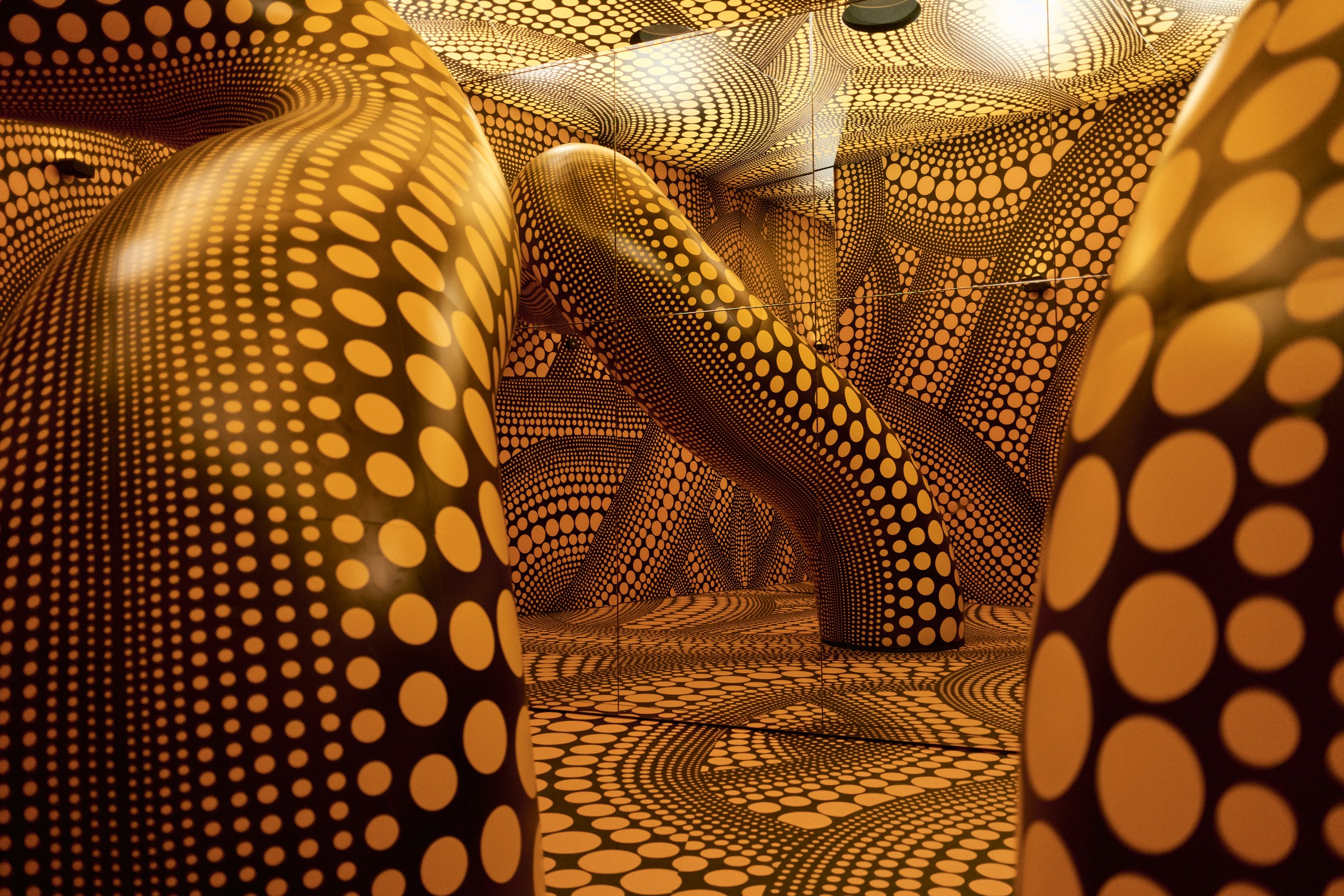 Infinity Mirrored Room: The Hope of the Polka Dots Buried in Infinity Will Eternally Cover the Universe (2025), Yayoi Kusama, Stedelijk Museum Amsterdam