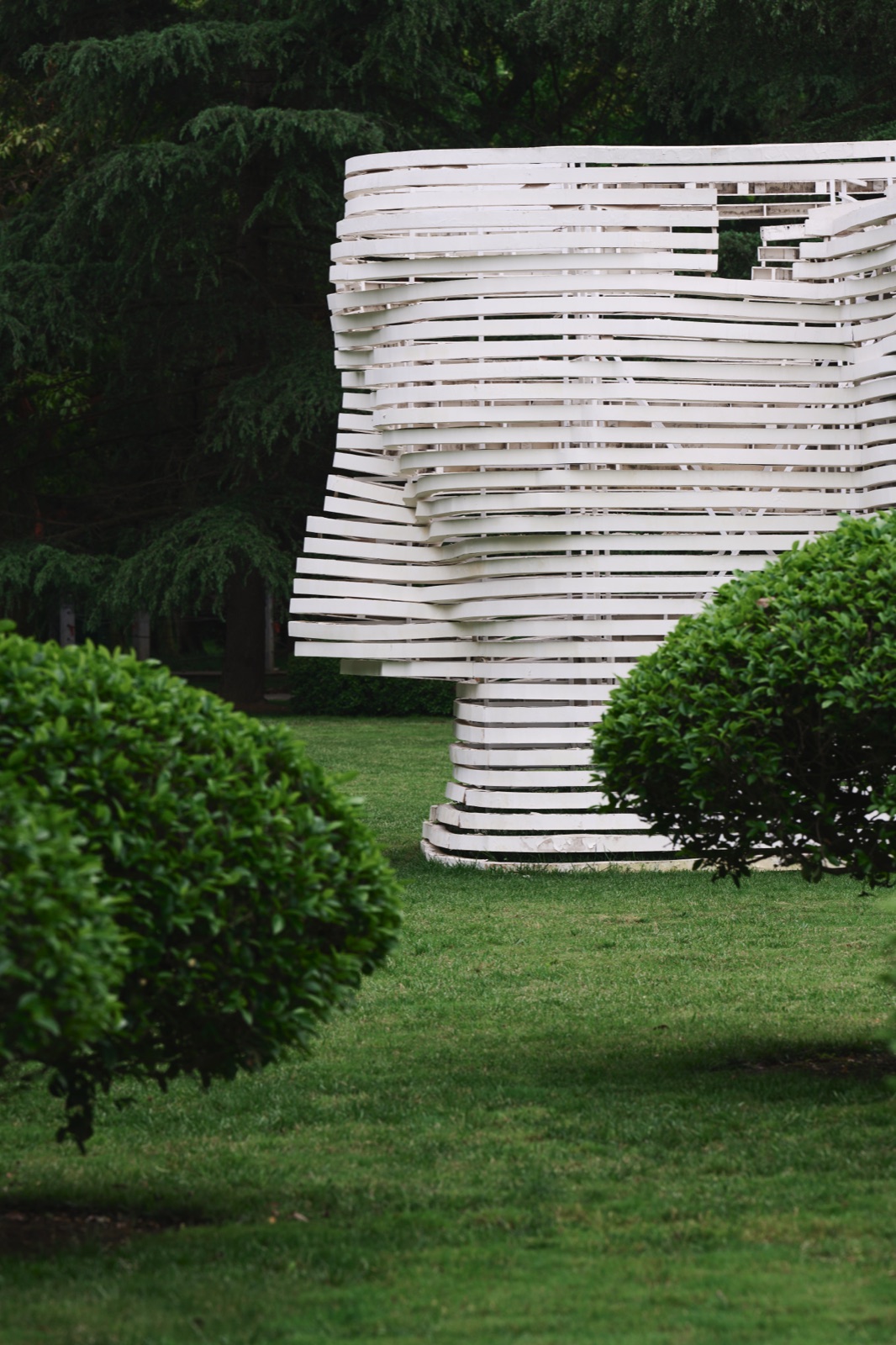 Large white slatted face sculpture on a lawn, Sanxingdui, Guanghan, China
