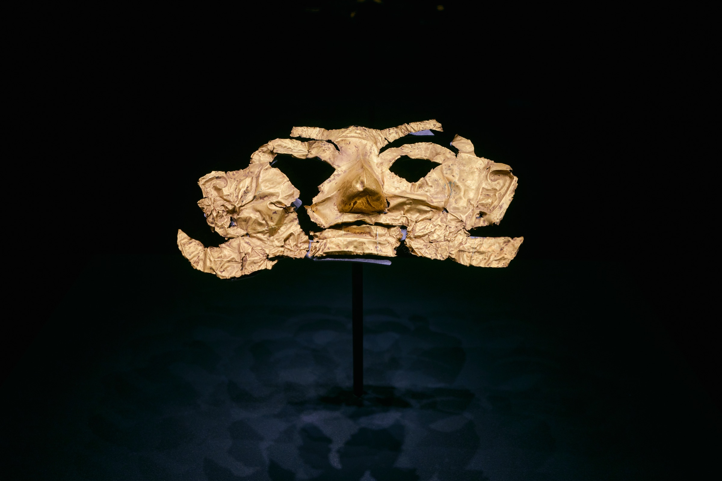 Crumpled gold-foil mask on a thin stand, Sanxingdui Museum, Guanghan, China